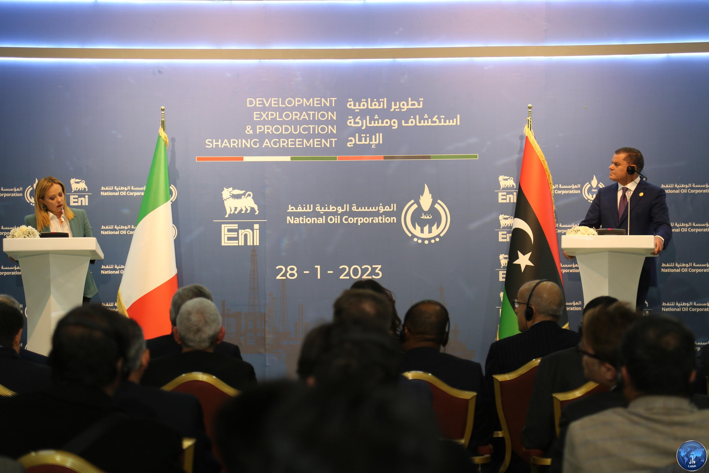 مؤتمر صحفي مشترك لرئيس حكومة الوحدة الوطنية ( الدبيبة ) ونظيرته الإيطالية ( جورجيا ميلوني ) .