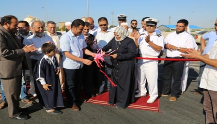 وزيرة الشؤون الاجتماعية و عميد بلدية ابوسليم يفتتحان طريق كوبري خزنات النفط 