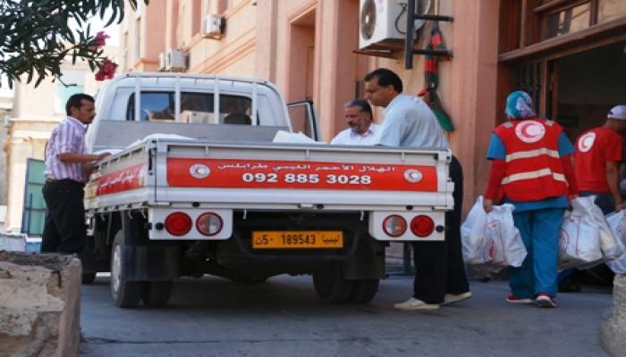 الهلال الاحمر الليبي فرع طرابلس يقدم مساعدات طبية وملابس للمرضي بمستشفي طرابلس المركزي 