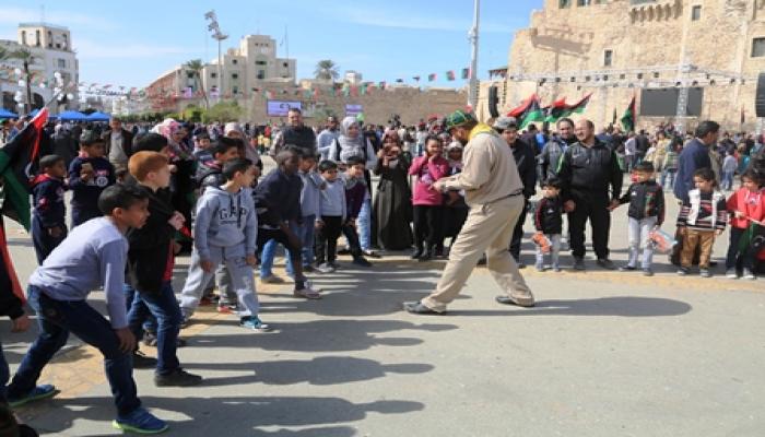 مشاركة الكشافة و المرشدات ببرامج ترفيهية للاطفال بمناسبة احتفالات 17 فبراير بميدان الشهداء 