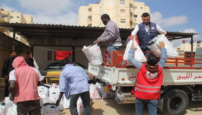 الهلال الاحمر الليبي فرع طرابلس يقدم مساعدات لمركز الايواء للهجرة غير شرعية بجنزور 