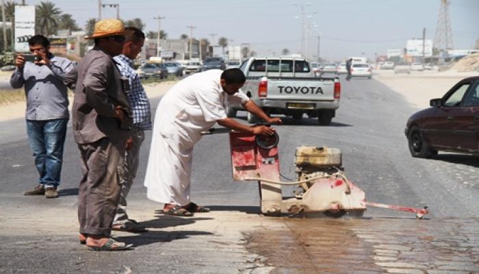 فريق بصمة شباب زليتن للعمل التطوعي يقوم بترميم الطريق الساحلي ببلدية زليتن .