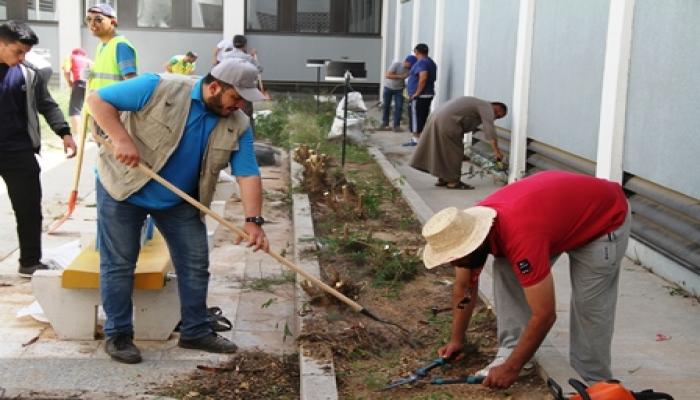 حملة تطوعية لتنظيف حديقة قسم الاورام بمركز طرابلس الطبي 