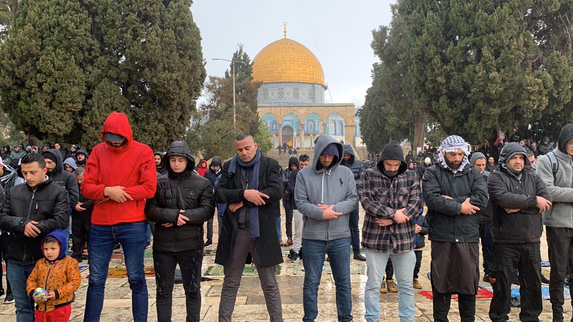 30 الف فلسطيني يؤدون صلاة الجمعة في المسجد الأقصى المبارك .