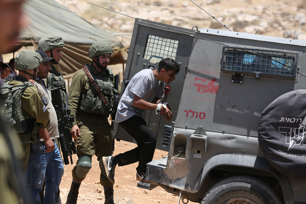 قوات الاحتلال الصهيوني تعتقل خمسة فلسطينيينمن بيت لحم .