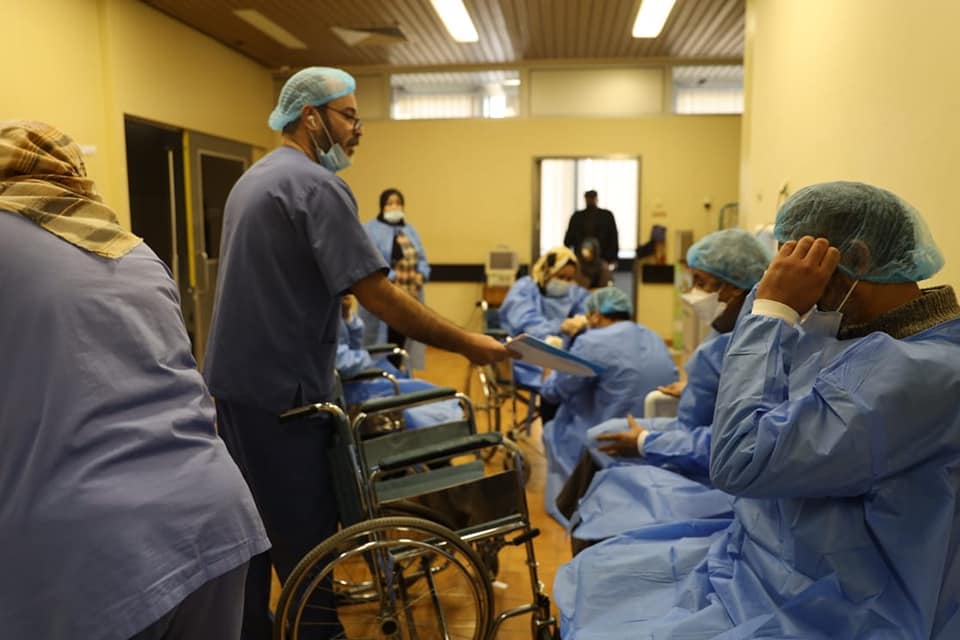  الفريق الطبي بمستشفى العيون طرابلس يواصل بنجاح اجراء العمليات في اطار توطين العلاج بالداخل .