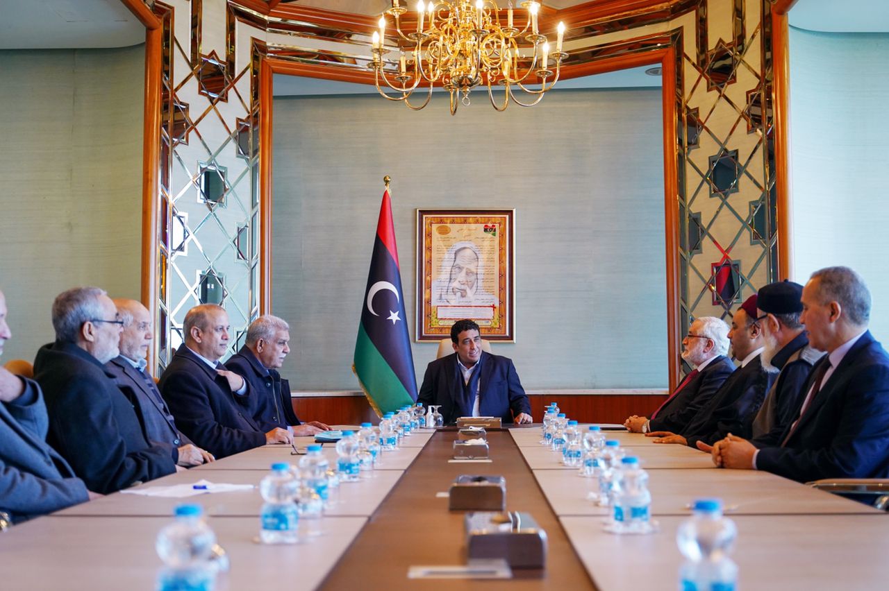 رئيس المجلس الرئاسي يلتقي أعضاء المجلس الأعلى للدولة عن المنطقة الشرقية .