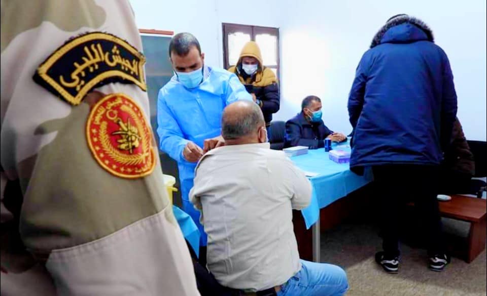 جهاز الطب العسكري ينظم حملة تطعيم استهدفت منتسبي الجيش الليبي بالمنطقة الوسطى.