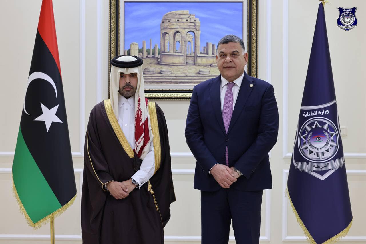 وزير الداخلية يبحث مع سفير قطر آفاق التعاون الأمني المشترك.