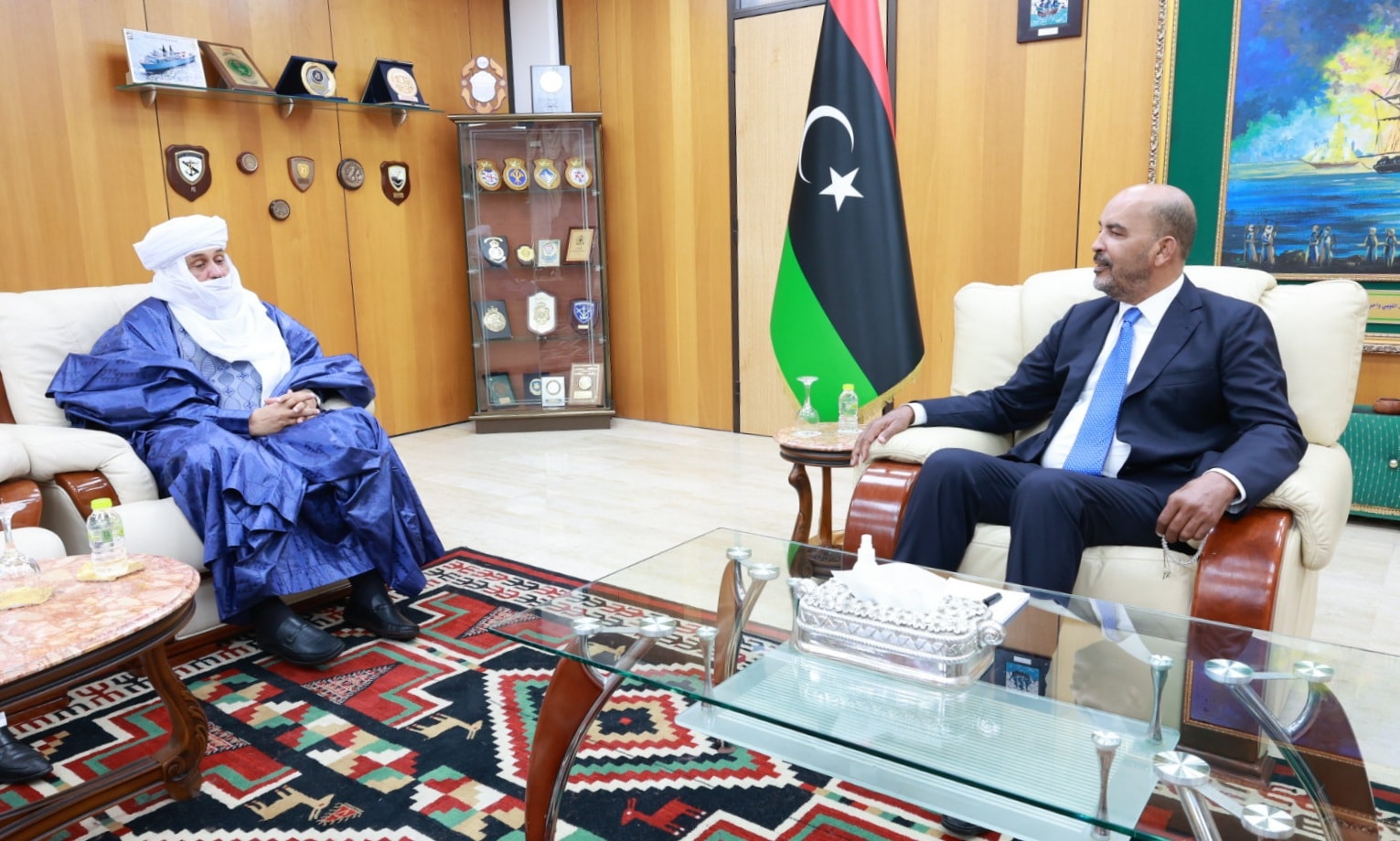 موسى الكوني يلتقي سفير النيجر حاملاً رسالة اخوية من الرئيس بوعزوم.