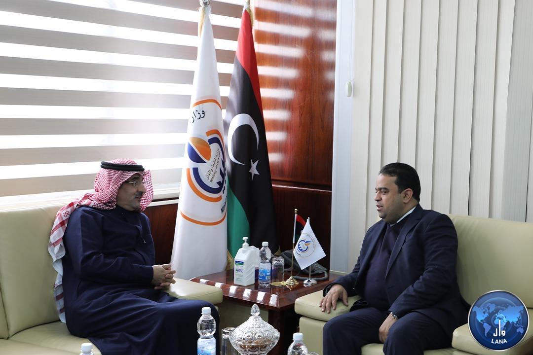 وزير النفط والغاز المكلف يستقبل السفير السعودي لدى تونس.