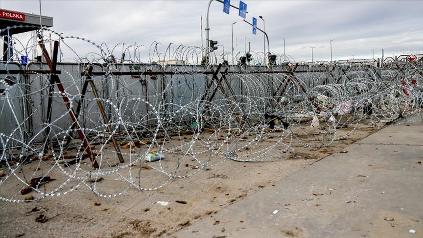 بولندا تبدأ ببناء جدار على الحدود مع بيلاروسيا عقب أزمة المهاجرين  .