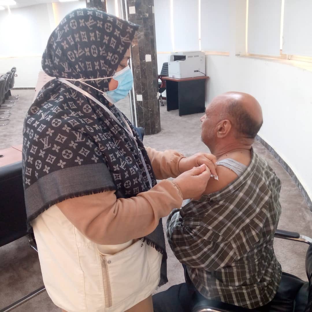  المركز الوطني لمكافحة الامراض ينظم حملة تطعيم ضد فيروس كورونا لموظفي ديوان وزارة التربية والتعليم طرابلس .