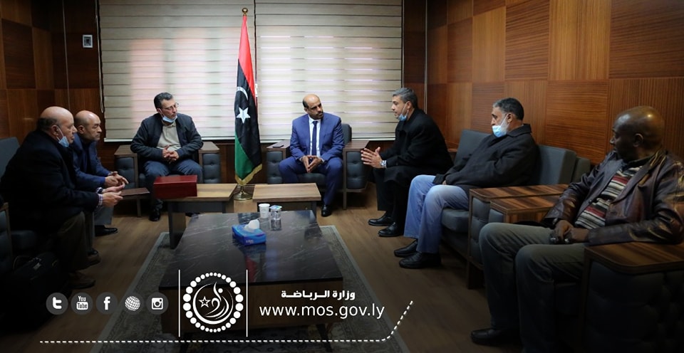  وزير الرياضة  "يناقش مع رئيس مجلس إدارة الاتحاد الليبي لكرة اليد، سير النشاط الرياضي لكرة اليد .