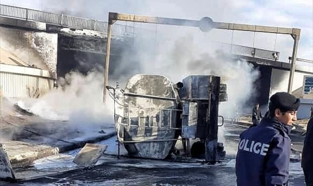 تعرض شاحنة نقل وقود لحادث مروري  في جزيرة الغيران ما أدى إلى انقلابها واشتعال النار فيها دون حدوث اضرار بشرية .
