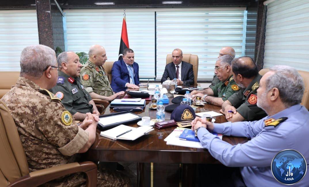 Le commandant suprême de l'armée discute avec le Premier ministre et l'état-major général de la situation militaire et sécuritaire générale.