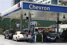 ارتفاع قياسي لسعر البنزين في الولايات المتحدة مع هبوط المخزون على مدى شهر ونصف .