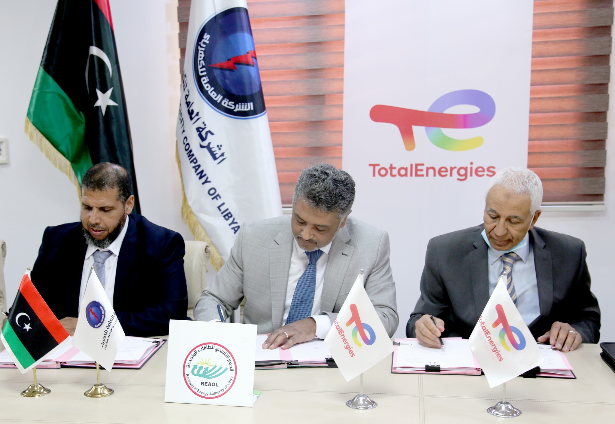 Signature d'un accord préliminaire pour établir une centrale solaire d'une capacité de 500 mégawatts dans la région d'Al-Sdadah.