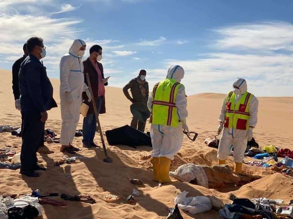 انتشال (20) جثة لمهاجرين توفوا عطشا على الحدود الليبية التشادية.