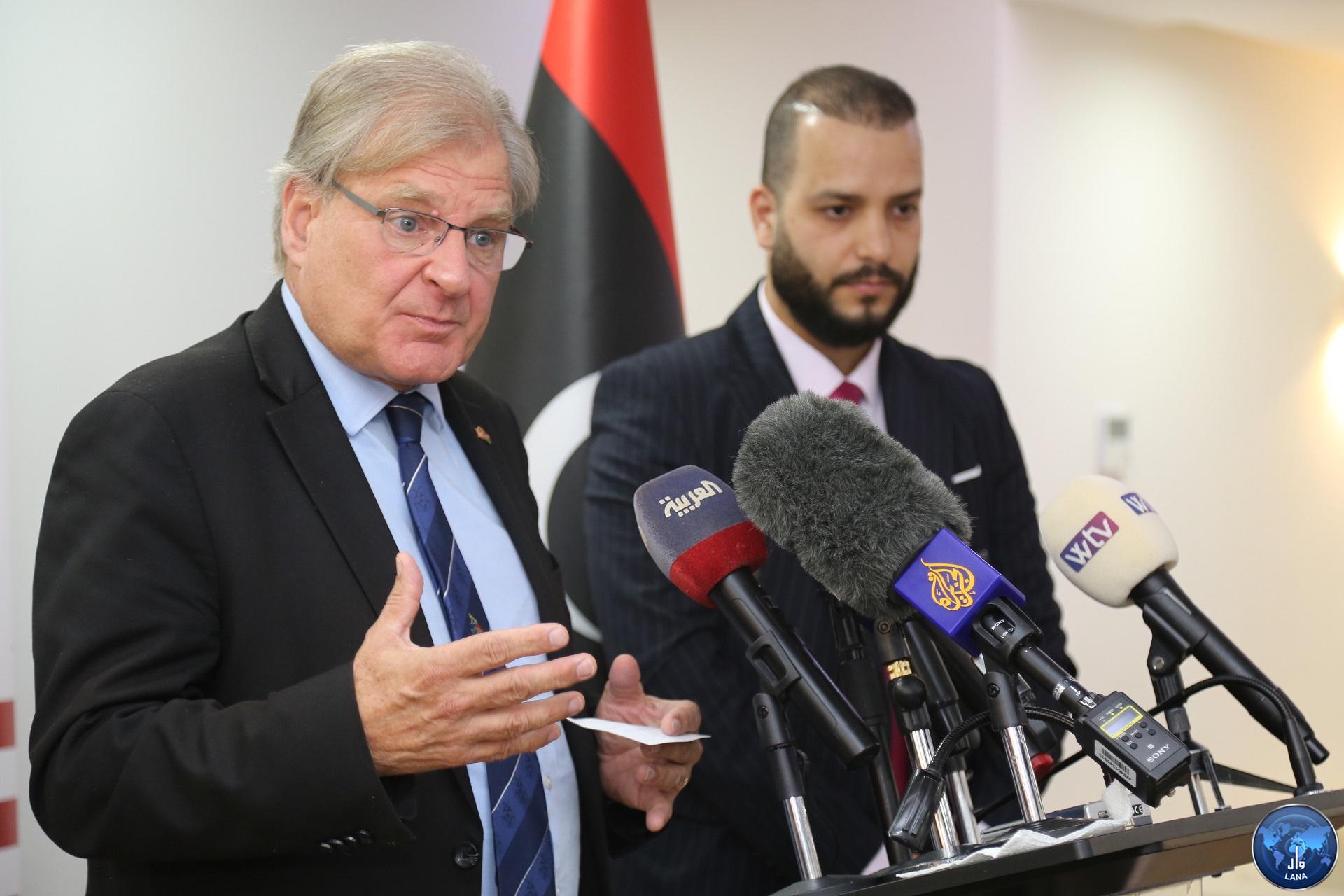 السفير الأمريكي يكشف تفاصيل المبادرة الدولية لإدارة الإيرادات النفطية الليبية . 