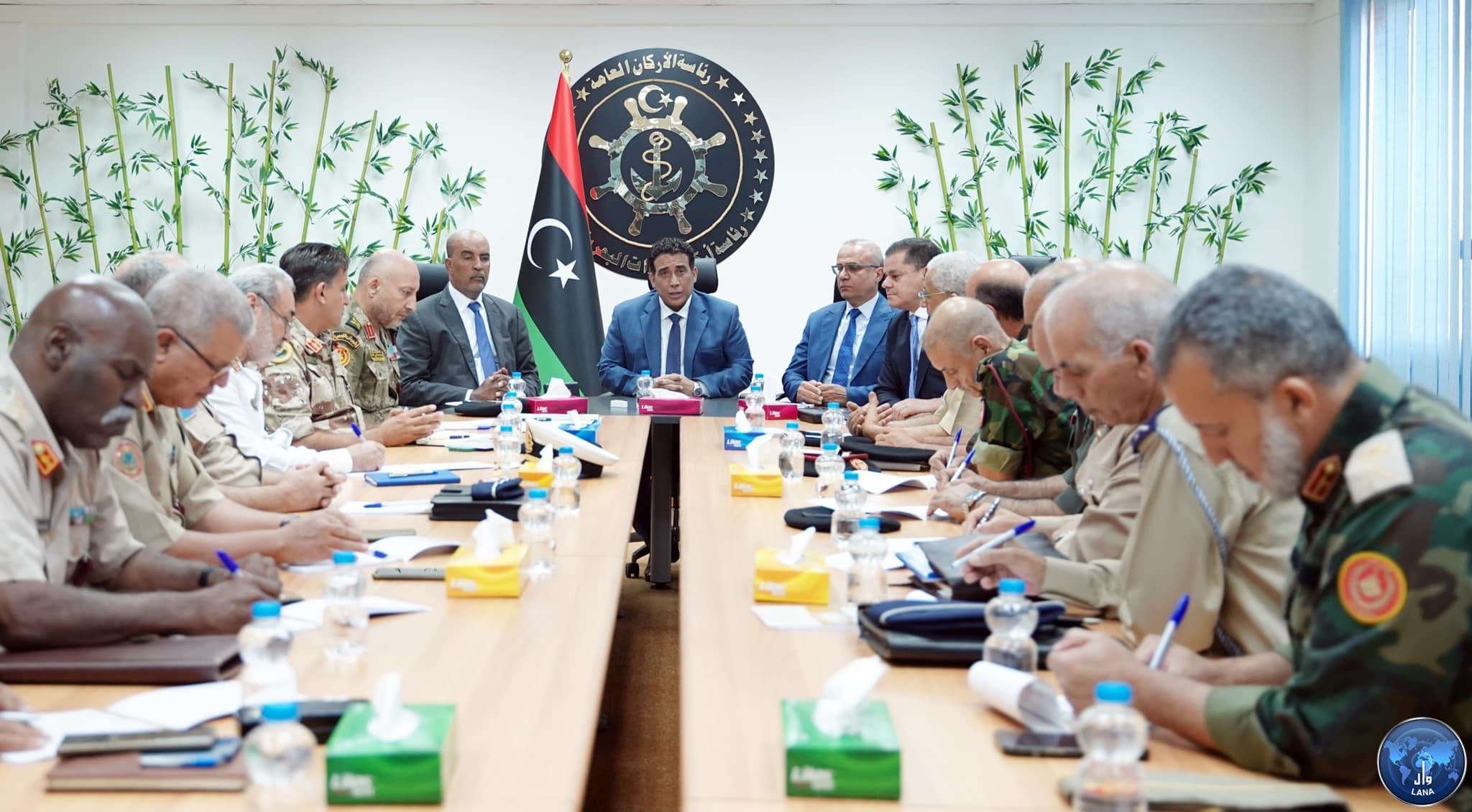 القائد الأعلى للجيش الليبي يلتقي وزير الدفاع ورئيس الأركان العامة ورؤساء الأركان النوعية .