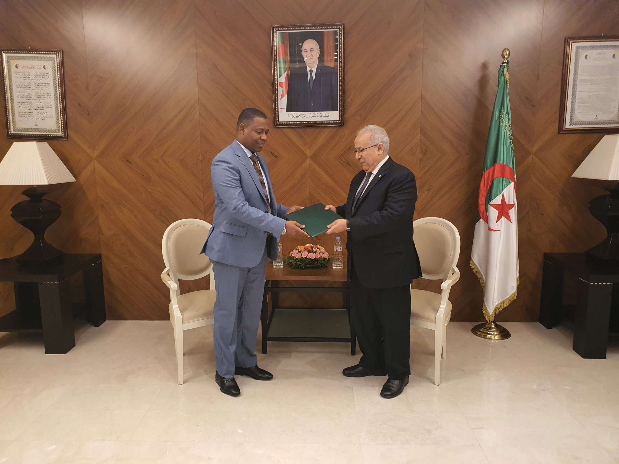 الخارجية الجزائرية  ؛  السفير" صالح همة " قدم أوراق اعتماده سفيرا مفوضا فوق العادة لليبيا لدى الجزائر. 