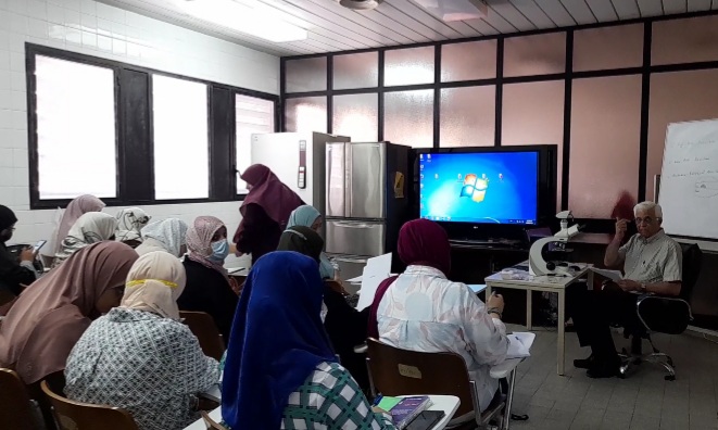 طبيب زائر من ايرلندا يقيم دورة لأطباء علم الأمراض بالمستشفى الجامعي طرابلس والمستشفيات التعليمية بالمنطقة الغربية .
