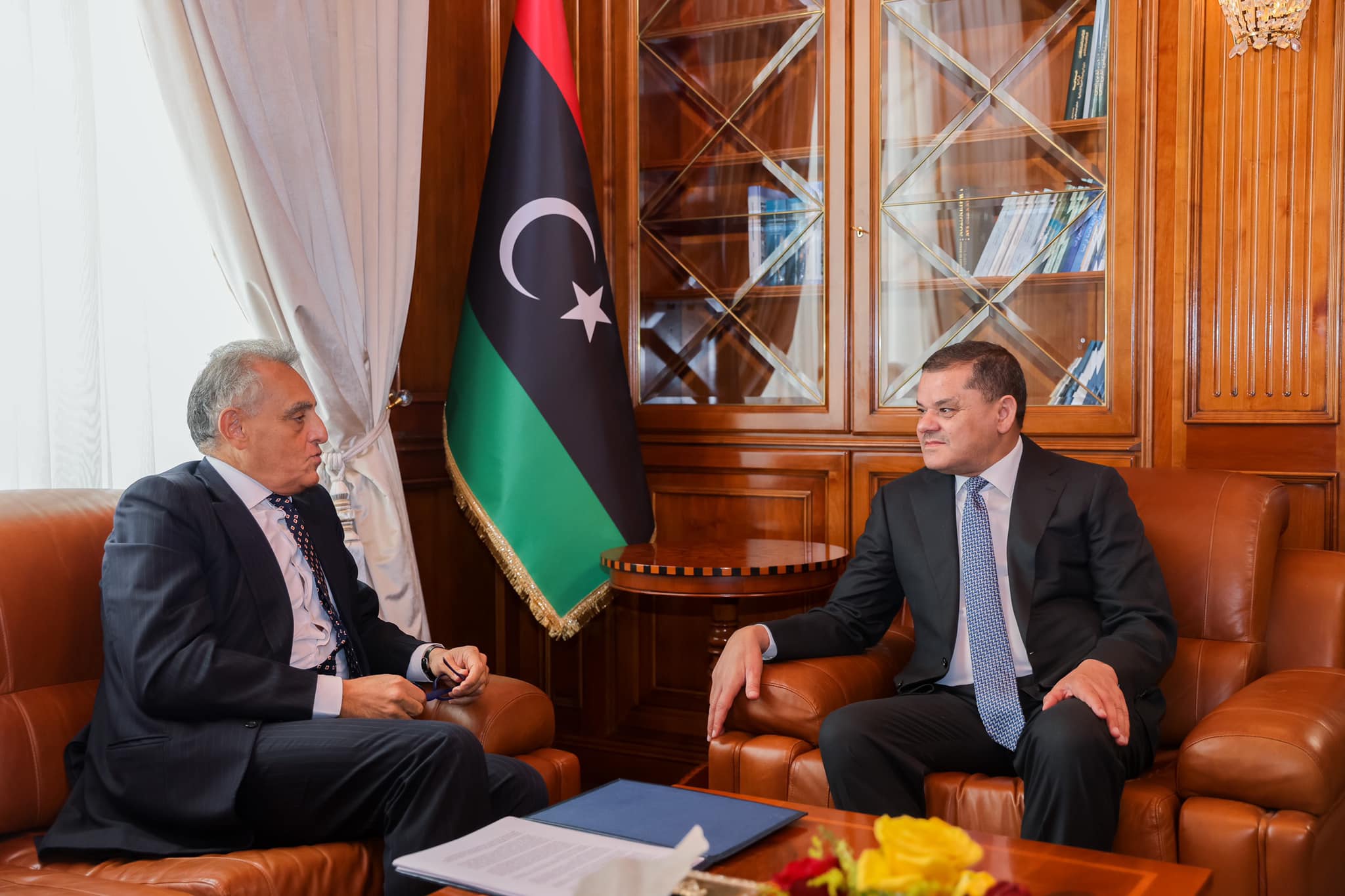 Le Premier ministre du gouvernement d'union nationale suit avec l'ambassadeur d'Italie en Libye