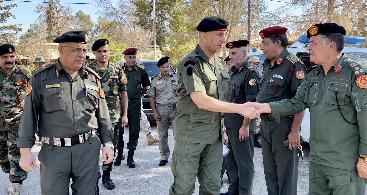 Chef d'état-major général, le lieutenant-général (Mohamed Al-Haddad) rend visite au camp blindé.