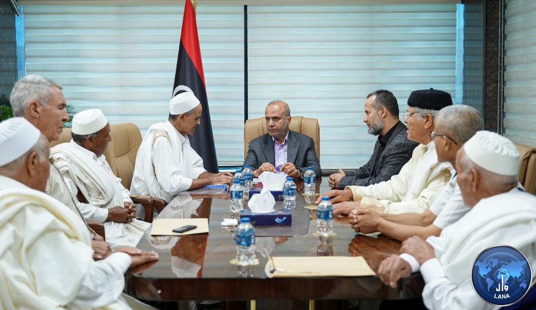 Le représentant présidentiel (Al-Lafi) rencontre les chefs des conseils de gestion des municipalités d'Al-Ajilat et d'Al-Jadida.