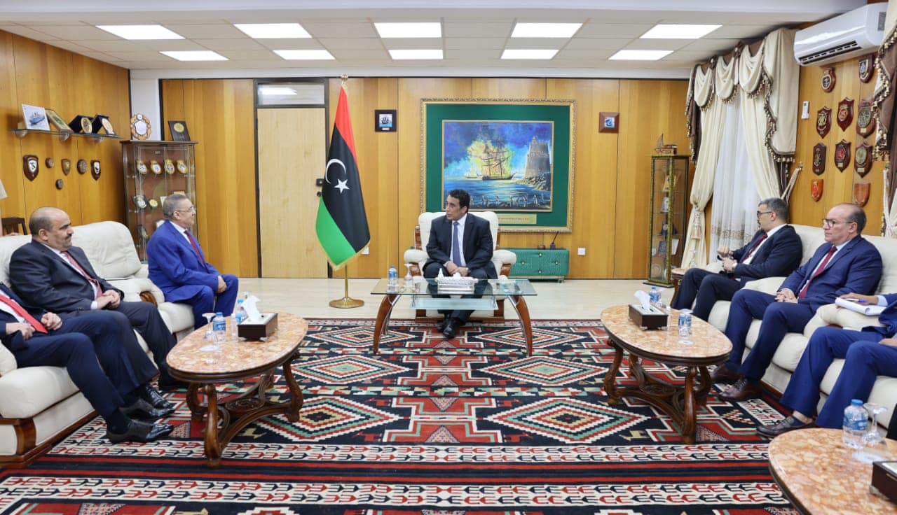 Le président du Conseil présidentiel reçoit une invitation du président algérien à participer au prochain sommet arabe en Algérie.