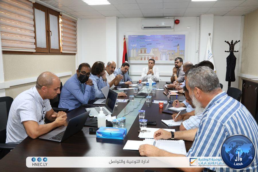En présence d'une équipe internationale .. M.al-Sayeh, examine avec les responsables de la Commission électorale des plans et projets de développement du travail de la commission.