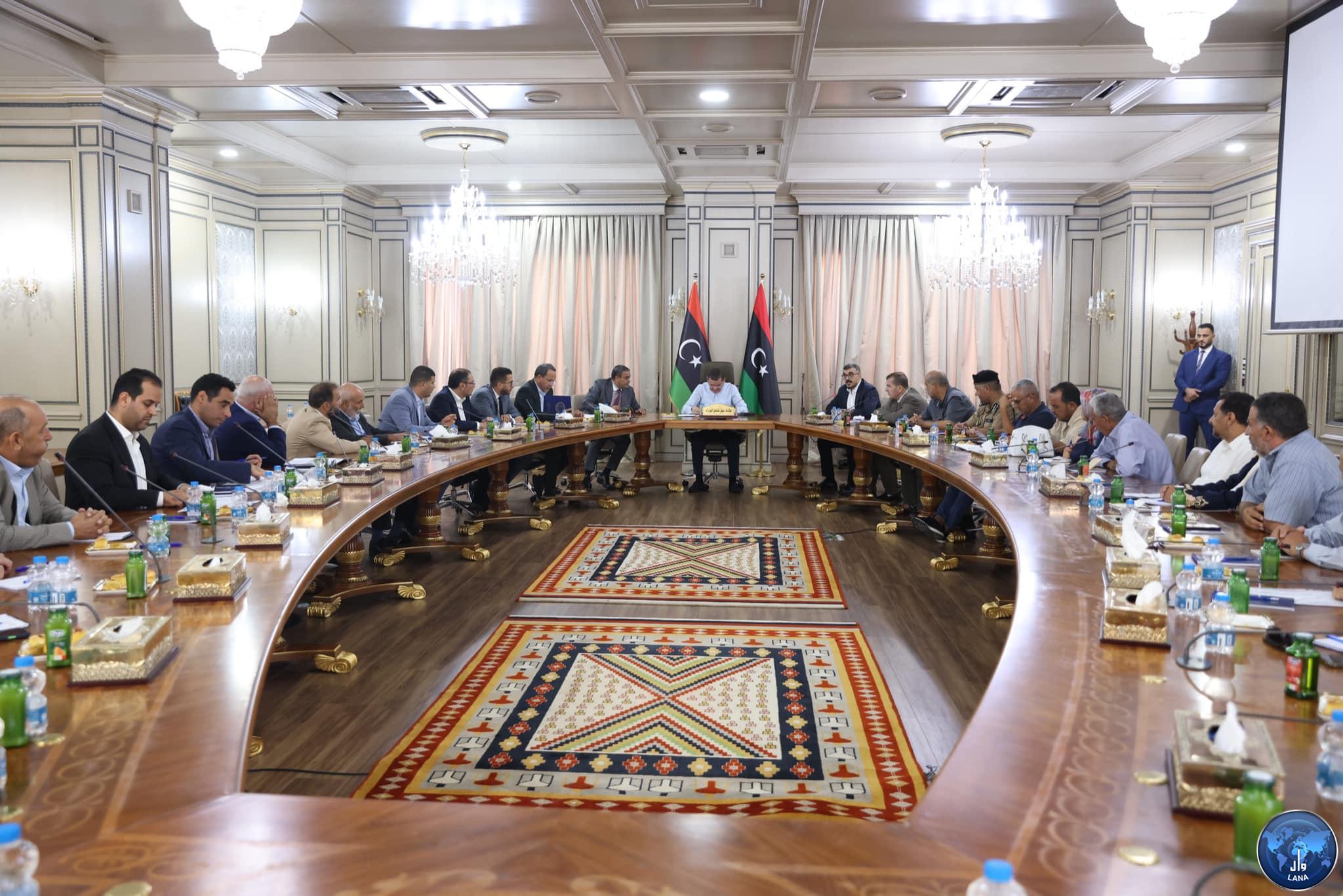 "al-Dabaiba' discute avec le Conseil Municipal et notables de Tadjoura des projets d'infrastructures de la municipalité.