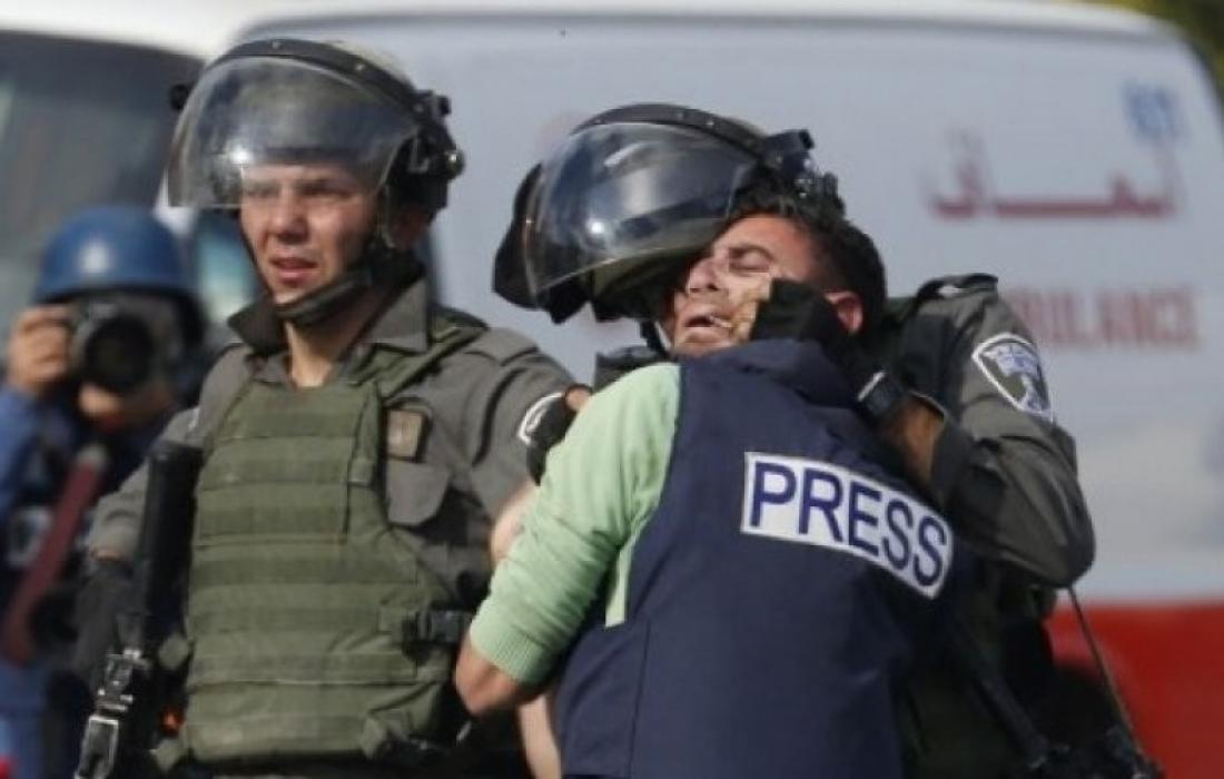اصابة ثلاثة صحفيين بعد ان اعتدت عليهم قوات الصهيوني جنوب الخليل .