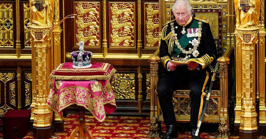 ملك بريطانيا الجديد يعد بخفض مصروفات الواجبات الملكية .