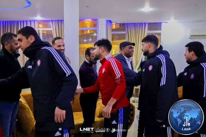 نقابة الإعلاميين الرياضيين تكرم بعثة فريق كرة القدم لنادي السويحلي في بنغازي . 