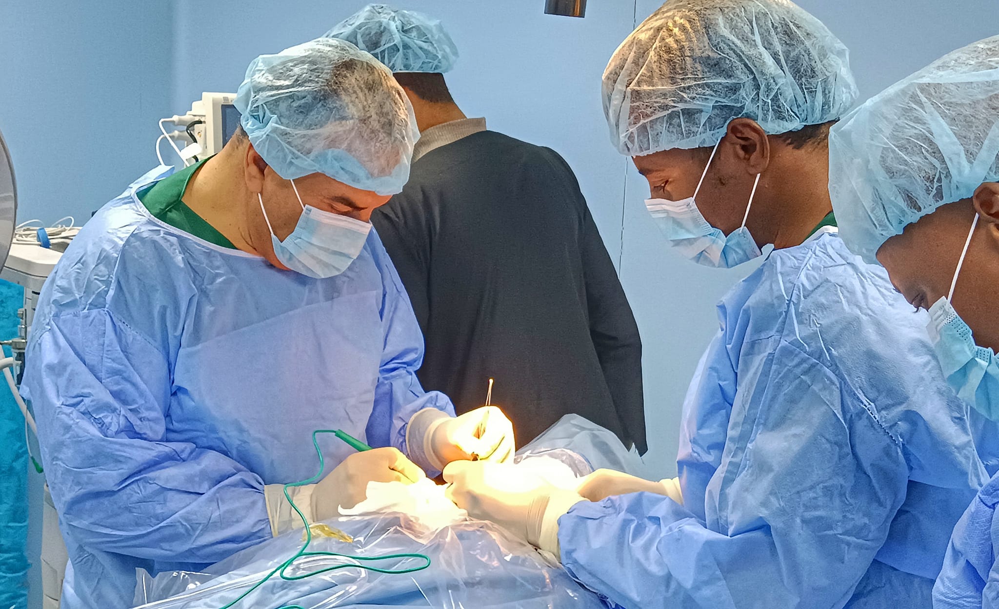  فريق طبى ليبي يجري عمليات جراحية لعدد من مرضى الاورام بسبها  .