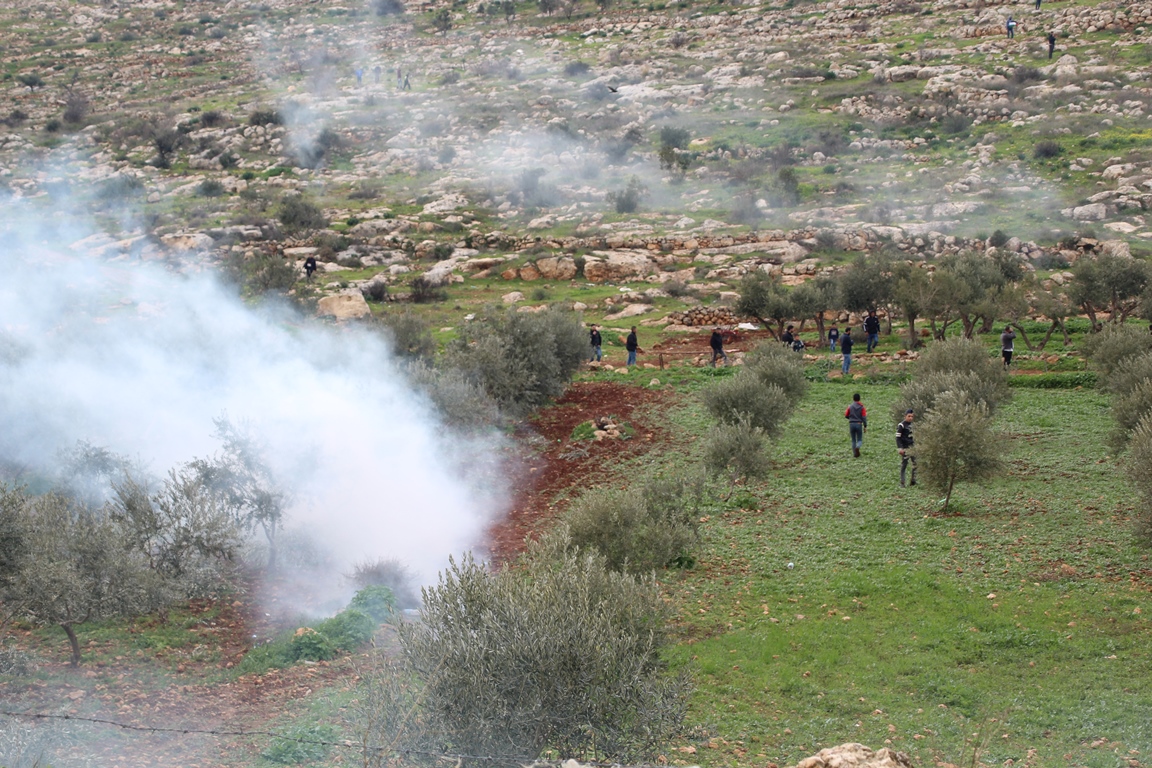  عشرات الفلسطينيين يصابون بحالات اختناق بعد ان اطلقت قوات الاحتلال الصهيوني الغازات عليهم شرق نابلس .
