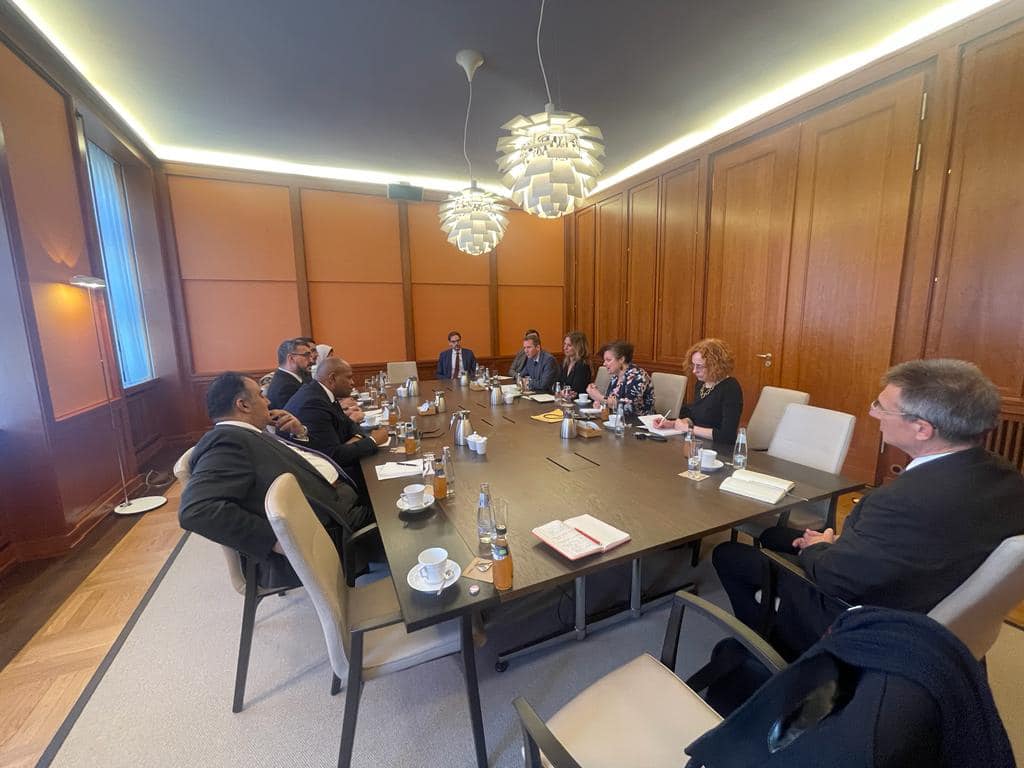 Minister of Local Government discusses with the German Minister of State for the general elections and the Berlin tracks.