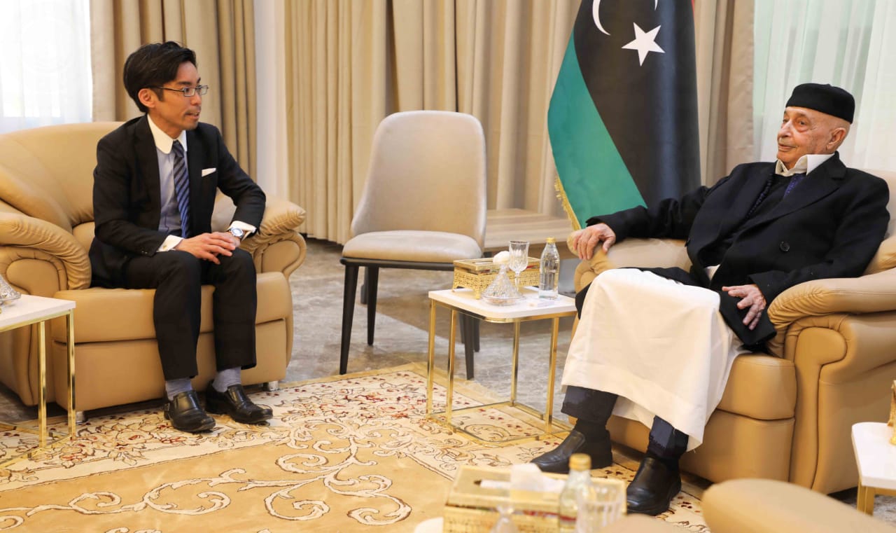 Le président de la chambre des représentants rencontre le chargé d'affaires de l'ambassade du Japon en Libye.