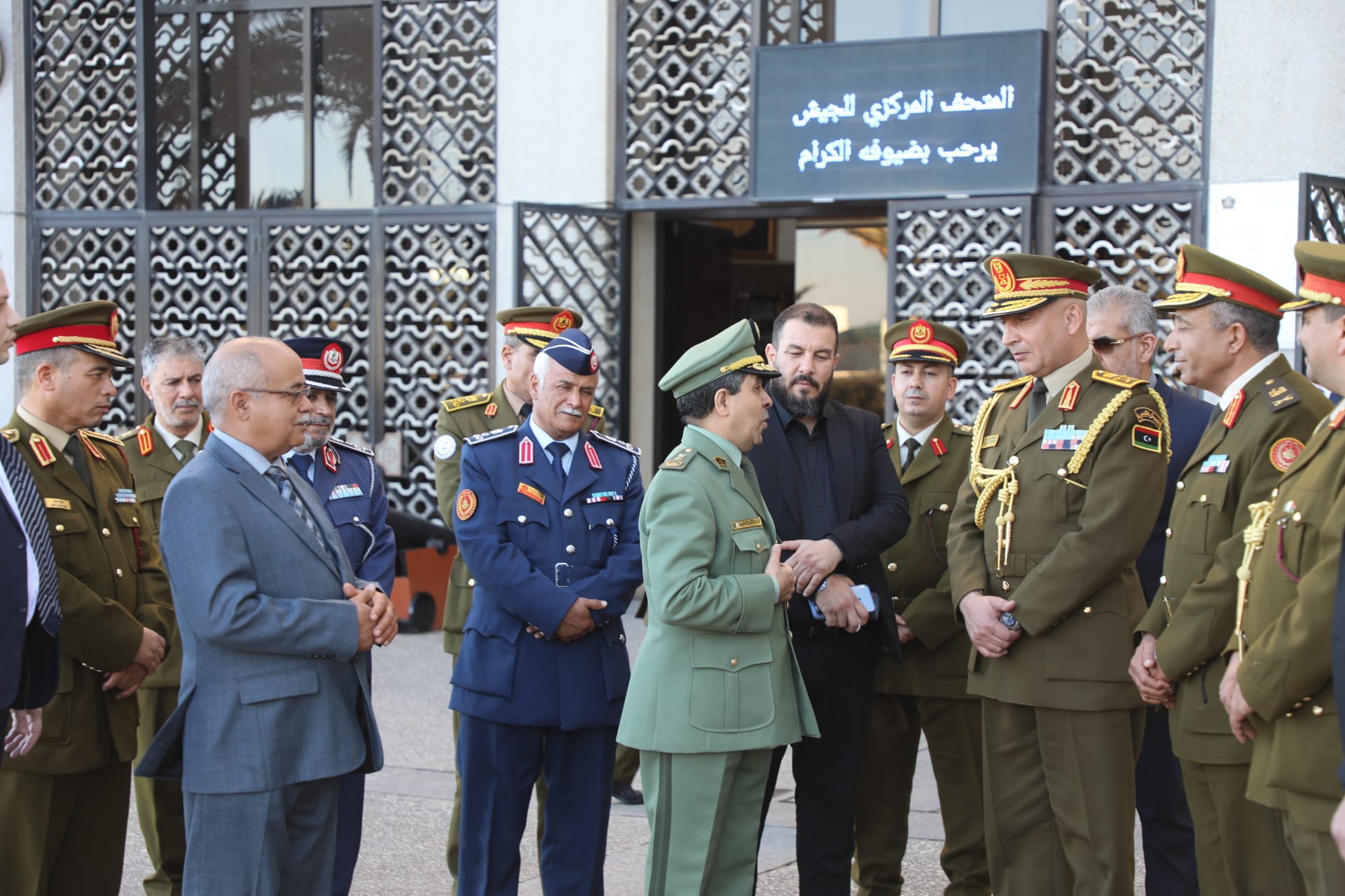 En marge de sa visite en Algérie ... Le général Al-Haddad visite le musée de l'armée algérienne.