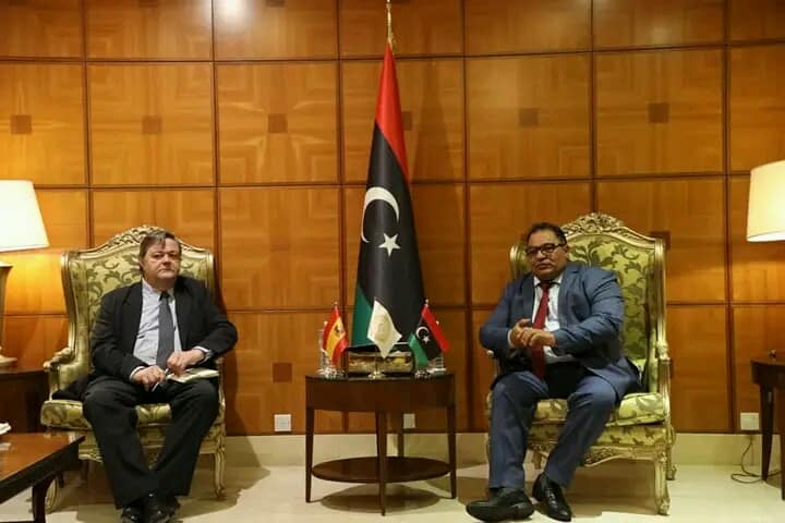 Le ministre de l'enseignement supérieur discute avec l'ambassadeur d'Espagne des moyens de renforcer la coopération entre les universités libyennes et espagnoles.
