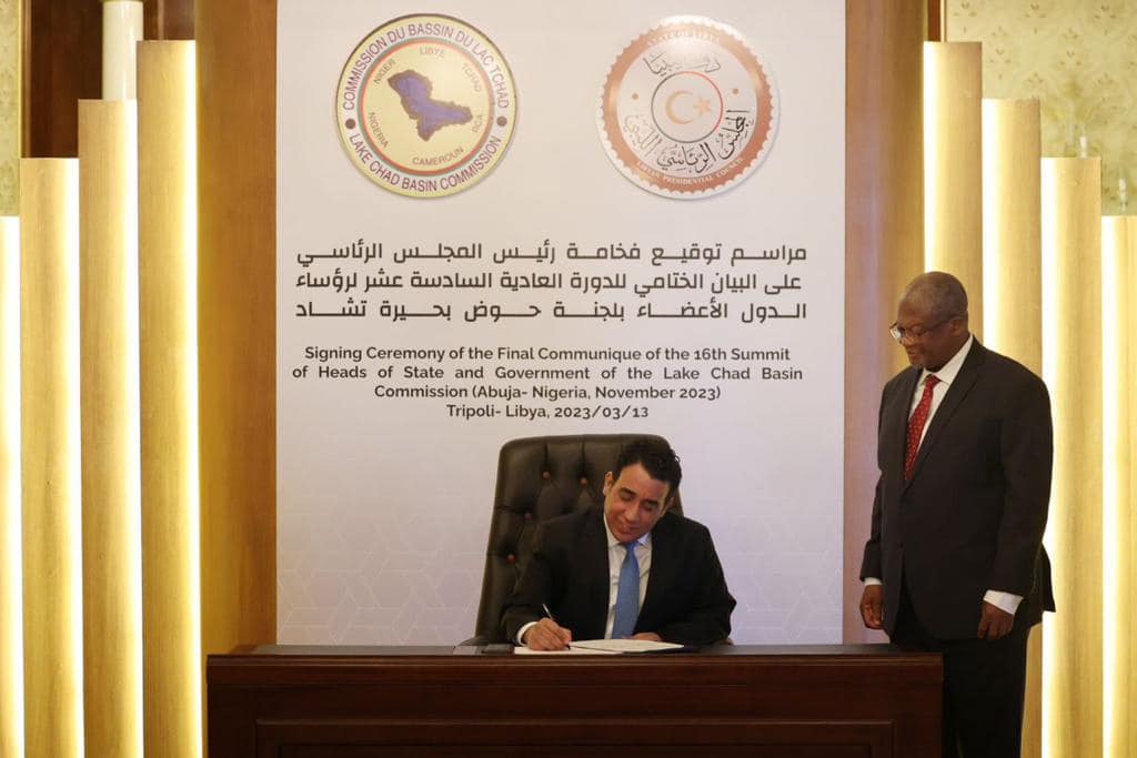 Al-Menfi signs the final statement of the Summit of member states of the Lake Chad Basin Commission.