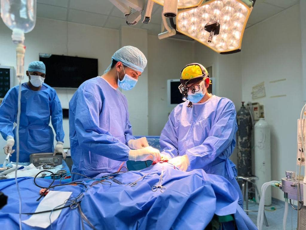Une équipe médicale de l'hôpital (al-Khadhra) réussit à effectuer une chirurgie du cerveau et des nerfs la première à l'hôpital depuis sa création.