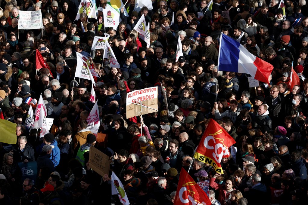 فرنسا تشهد مظاهرات إحتجاج ضد إقرار قانون إصلاح نظام التقاعد 
