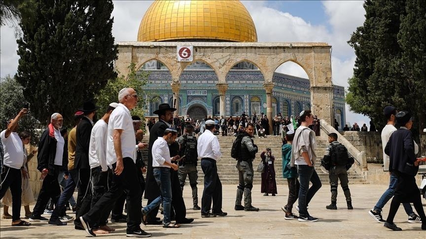 مئات من المستوطنين الصهاينة يقتحمون ساحات المسجد الأقصى المبارك ..