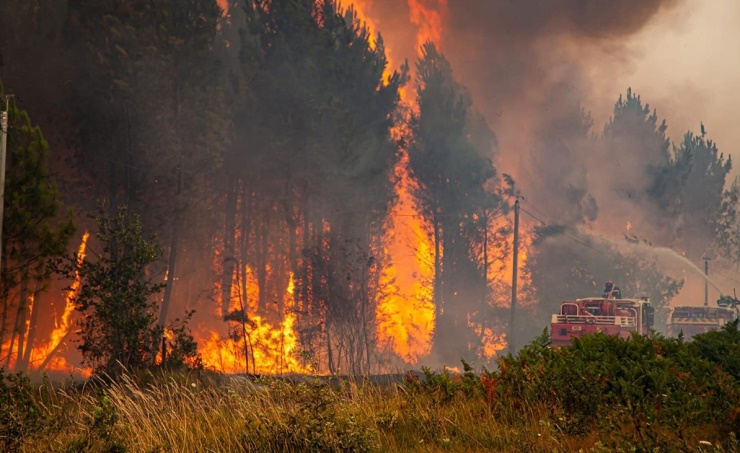 السلطات الإسبانية تجلي مئات الأشخاص بسبب اندلاع حريق غابات كبير شرق البلاد.