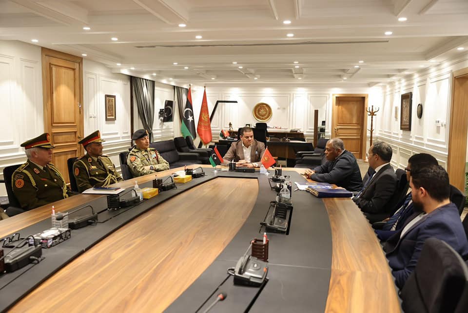 Au cours d'une réunion en présence de M.al-Debeibah, le ministre des Finances confirme la mise en œuvre du nouveau système salarial au profit de tous les adhérents du ministère de la Défense.