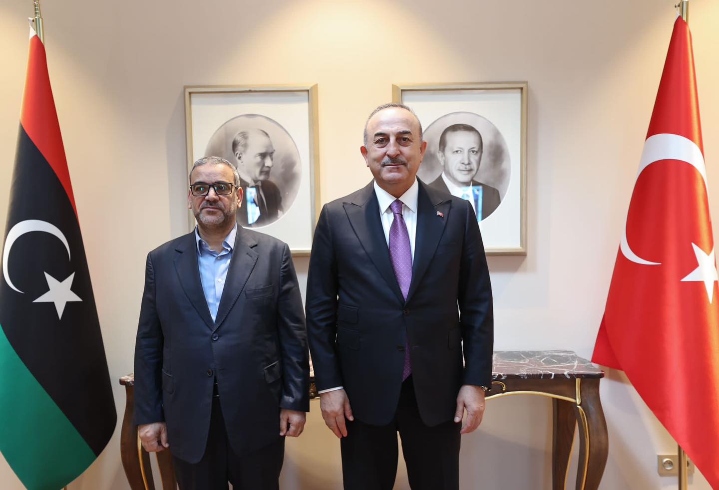 M. al-Mashri, et le ministre turc des AE examinent des moyens conduisant au succès du processus électoral en Libye.