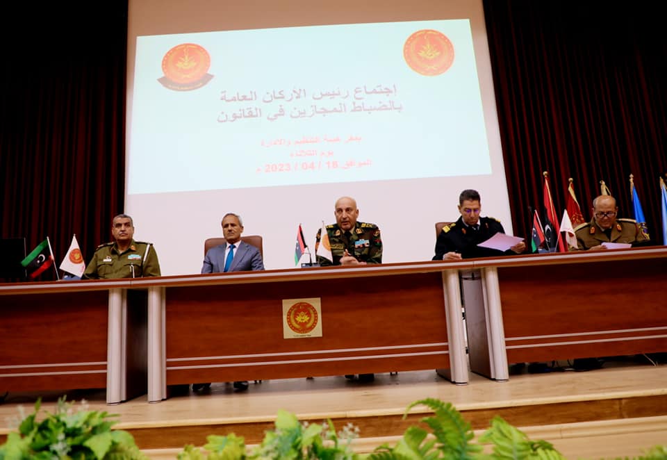 Le chef d'état-major général de l'armée libyenne rencontre un certain nombre d'officiers diplômés dans le droit.